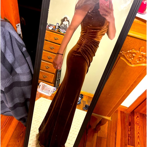 Bridesmaid dress. Never worn, size 4. Velvet rust- style Dakota - Picture 3 of 6